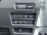 ハンドル右奥には各種設定スイッチがあります。運転者がスッと手を伸ばせば操作できので便利です。