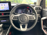 インテリアに合わせたデザインのステアリングは、運転される方のことも考え、運転しやすい形状、大きさです。是非一度、実際に触ってお確かめください。