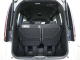 タテにもヨコにもワイドなテールゲート開口部と、低い開口部地上高により、重い荷物も簡単に積み込むことができます。広いラゲッジスペースで、普段使いから旅行まで、ざまざまなシーンで大活躍です。