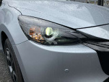 鋭く前方を照らす、LEDヘッドライト。遠くまで視界が開けることで、より安心したストレスのない走行を、提供してくれます。