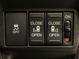 【両側パワースライドドア】両側がパワースライドドアになっており、運転席のスイッチやスマートキーでも開閉が可能です!開口部も広いので乗り降りも楽々♪