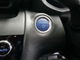 スマートキーをカバンやポケットに携帯するだけでドアやテールゲートを施錠・開錠でき、エンジンも掛けられます。