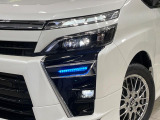 【LEDヘッドライト】悪天候や夜間走行時も良好な視界を確保し安心して運転できる高輝度LEDヘッドライトを装備!点灯速度が早く、消費電力も抑えられています。