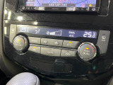 【オートエアコン】一度お好みの温度に設定すれば、車内の温度を検知し風量や温度を自動で調整。暑い&hellip;寒い&hellip;と何度もスイッチ操作をする必要はありません。快適な車内空間には必須の機能ですね♪