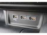 USBオーディオ用ソケットがついていますので携帯電話などを接続すれば音楽等の再生が可能です!充電用ソケットもございます!