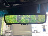 【デジタルインナーミラー】後席の大きな荷物や同乗者で後方が確認しづらい時でも安心!カメラが撮影した車両後方の映像をルームミラー内に表示。クリアな視界で状況の確認が可能です!