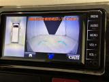 パノラミックビューモニターを装備。駐車場や交差点でクルマを真上から見るように周囲を確認できます。機能の詳細は販売店スタッフまでおたずねください。