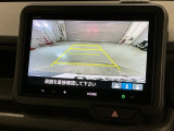 リバースギアに入れるだけで後方の表示へ切り替わります。夜間や雨の日の駐車も楽になりますよ。