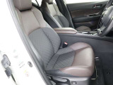高いホールド性で運転姿勢が安定します。長距離ドライブでも疲れにくいのが魅力です。快適なドライビングライフをお送りください♪