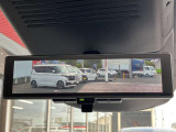 スマートルームミラーが付いております。後席に人が乗車した時や沢山の荷物を積んだ時もバックミラーの視界が遮られる事無く見えるので便利です♪
