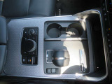 運転席ドリンクホルダーついてます。ワイヤレス充電も付いています。