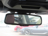 周囲の光や後続車のライトの眩しさを自動軽減する「自動防眩インナーミラー」装備。強い光で目の前が見えなくなるのを防ぎ、ルームミラー調整での、片手運転・わき見運転を防ぎます。安全運転で、愉しいドライブを!