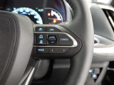 レーダークルーズコントロール機能付きです。走行中に先行車の様子を検知しながら、設定した車速の範囲内で先行車との距離のキープを支援します。詳細は販売店スタッフまでおたずねください。