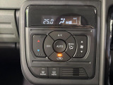 【オートエアコン】一度お好みの温度に設定すれば、車内の温度を検知し風量や温度を自動で調整。暑い&hellip;寒い&hellip;と何度もスイッチ操作をする必要はありません。快適な車内空間には必須の機能ですね♪