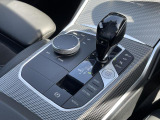 【シフトノブ】BMWの高性能オートマチックは、ATセレクトレバーを左側に倒すことで、通常の「D」から「S」(スポーツ)または「M」(マニュアル)へと切り替えが可能です。