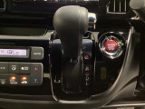 CVT車のセレクトレバーです。低速から高速まで、変速ショックのないスムーズな走りを実現するとともに、エンジン効率のよい領域を維持することで燃費にも貢献します。