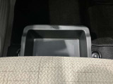 助手席の下にはトレーが付いていますので外部からも見られたくないものも収納出来ます。