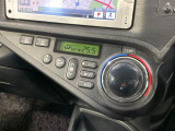【オートエアコン】一度お好みの温度に設定すれば、車内の温度を検知し風量や温度を自動で調整。暑い&hellip;寒い&hellip;と何度もスイッチ操作をする必要はありません。快適な車内空間には必須の機能ですね♪