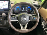 【純正革巻きステアリング】上質な革を使用することで、手にしっかり馴染みとても運転しやすいハンドルです♪