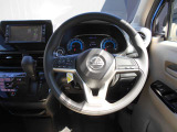 ステアリングハンドルです。オーディオコントロールスイッチが付いて運転中でも手元でオーディオの操作が出来て便利ですよ。