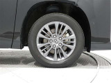 タイヤサイズは(205/60R16)で純正アルミホイールです。
