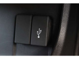 USBで外部機器と接続することによってナビで視聴可能に!お好みの音楽空間が出現です♪