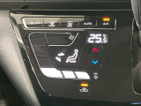 【オートエアコン】一度お好みの温度に設定すれば、車内の温度を検知し風量や温度を自動で調整。暑い&hellip;寒い&hellip;と何度もスイッチ操作をする必要はありません。快適な車内空間には必須の機能ですね♪