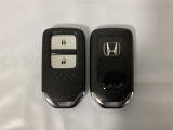 スマートキーを装備しています。鍵を差し込むことなくドアロックの開け閉めと、スタートボタン操作でのエンジンスタートができます。スペアキーも同じものを用意しております。