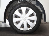 ◆純正ホイール装着車◆シンプルなデザインのホイールキャップ付きです。