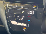 【オートエアコン】一度お好みの温度に設定すれば、車内の温度を検知し風量や温度を自動で調整。暑い&hellip;寒い&hellip;と何度もスイッチ操作をする必要はありません。快適な車内空間には必須の機能ですね♪
