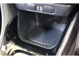 データ通信/給電用のUSBポートが装備されています。車内にあると便利なアイテムですね! フロントコンソールには充電中のスマホなどの置き場にちょうど便利なポケットも備えています。