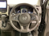 ハンドルにHondaセンシング系のクルーズコントロールやレーンキープアシストなどのスイッチと、オーディオの操作スイッチが装備されています。ハンドルから手を離さず安全に操作できます。