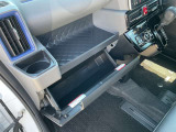 車検証入れなど、いろいろな物が収納できます。