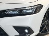 【LEDヘッドライト】悪天候や夜間走行時も良好な視界を確保し安心して運転できる高輝度LEDヘッドライトを装備!点灯速度が早く、消費電力も抑えられています。