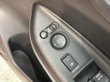狭い駐車場で便利な電動格納ドアミラーが付いています。
