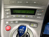 【オートエアコン】一度お好みの温度に設定すれば、車内の温度を検知し風量や温度を自動で調整。暑い&hellip;寒い&hellip;と何度もスイッチ操作をする必要はありません。快適な車内空間には必須の機能ですね♪