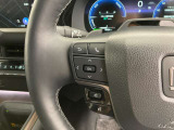 運転中、オーディオの操作をしてて、ハッとしたことはありませんか?ステアリングスイッチは、運転中でもハンドルでオーディオの操作が可能です。安全なドライブをサポートします。