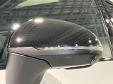 ウィンカー内蔵ドアミラーを開発したのは『メルセデス・ベンツ』です。他車からの視認性が高まり、事故の可能性を低減させています。更に、点灯部分はドライバーの視界に入らないように設計されています。