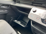 車内に持ち込んだ荷物をきちんと片付く収納も充実です。こちらは、大容量のグローブBOXになります。