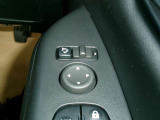 電動格納式ミラーなので、対向車などとのすれ違い時にも便利です。