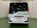汚れが付着しやすいリヤガラスにはリヤワイパーが付いています。フロントのワイパーがONの時はシフトレバーをリバースに入れるとリヤワイパーがリンクして作動、クリヤーな視界が保てます