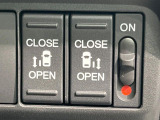 【両側パワースライドドア】スマートキーや運転席のスイッチで後席両側スライドドアの開閉が可能♪電動だから力を入れてドアを開ける必要が無く、小さなお子様でも簡単に開け閉めでき快適です♪
