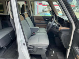 運転席シートリフター(ラチェット式)で、座面の高さも上下に動き、体格にあわせて調整ができます。