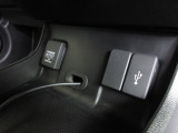 便利な充電用USBジャックも付いています。