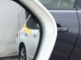 【ブラインドスポットモニター】走行中、ドアミラーの死角になりやすい箇所に後続車が接近するとサイドミラーのレンズに警告を表示!ドライバーに注意喚起をしてくれます。