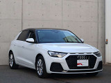 衝突軽減ブレーキ機能やクルーズコントロールの車間距離の制御を兼ねたセンサーが運転中は常時周囲を見張ります。