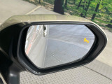 【ブラインドスポットモニター】走行中、ドアミラーの死角になりやすい箇所に後続車が接近するとサイドミラーのレンズに警告を表示!ドライバーに注意喚起をしてくれます。