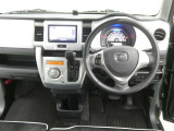 運転席からの視界はこんな感じです☆お気軽にご来店いただき、実際に座って是非お確かめください。ドライバーに寄り添う快適な操作フィールをもたらすステアリングです。