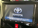 【メーカー純正ナビ】インテリアに溶け込むスタイリッシュな「専用設計」メーカーナビを装備♪視認性や操作性など基本性能にも優れ、より上質なカーライフをお楽しみいただけます。