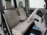 運転席のスペースはゆったりしていて、視界も広く確保されているので普段の運転からロングドライブまで快適です。